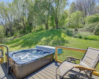 Lakefront Kingsport Home w/ Private Hot Tub! - Kingsport