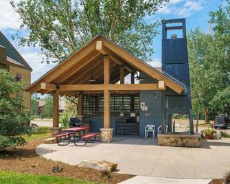 Mountain condo one block from Steamboat Gondola - Steamboat Springs - Patio