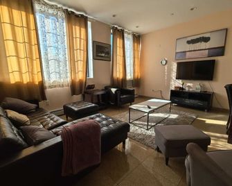Impressive Nyc Apartment, 15 Min To Manhattan - New York - Living room