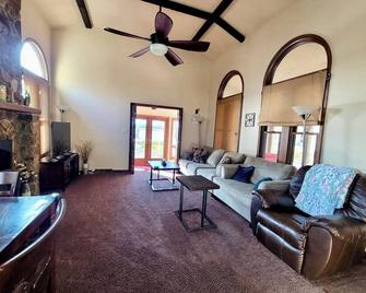 Gorgeous, Cozy Villa with breathtaking sunset views, river access and Hot Tub. - Millville - Living room