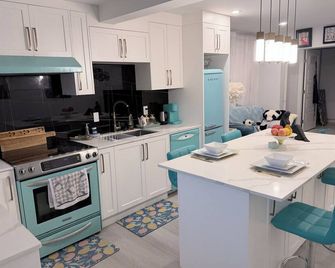 Newer Nifty Fifties large 2 bedroom with hot tub and putting green! - Delta - Kitchen