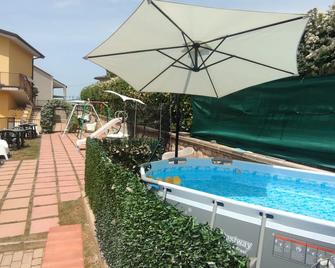 Complesso turistico Aurora - camere B&B - Poggio Picenze - Piscina