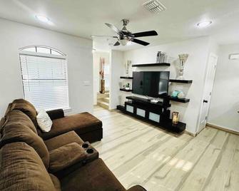 Sharyland Townhome - 2/2.5 bedrooms with patio in McAllen - McAllen - Sala de estar