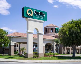 Quality Inn and Suites Camarillo-Oxnard - Camarillo - Building