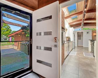 Mid-Century Modern House with Hot Tub Near Country Club - Champaign - Hallway