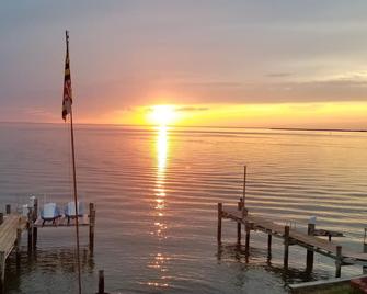 Jellyfish Cottage - Waterfront. Spectacular Sunsets over Chesapeake Bay - Tilghman Island - Outdoors view