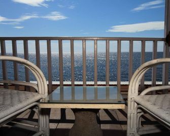 فيلا أغونغ بيتش إن - Buleleng - شرفة