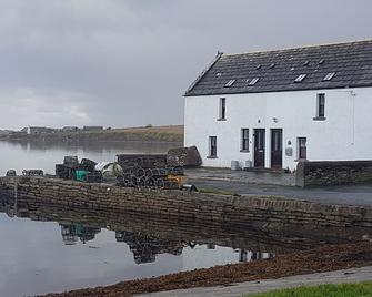 1 Bedroom Waterside Cottage in St Margarets Hope Orkney\nSleeps 2 - Orkney - Building