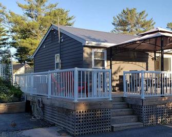 Muskoka Getaway-Trails/Hot Tub/Hike/Fish/Ski/Relax - ハニー ハーバー - 建物
