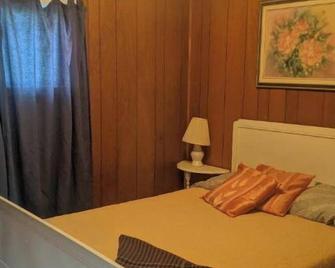 Rice Lake Cozy Waterfront Cabin - Roseneath - Bedroom