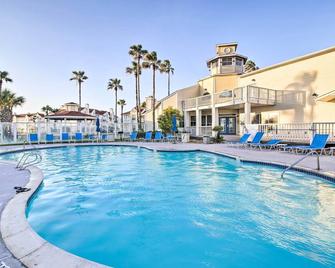 Corpus Christi Resort Condo - Walk to Beach! - Corpus Christi - Pool