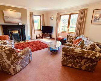Large detached holiday home in large open garden - Munlochy - Living room