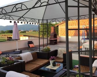 Apartmani 'Mimoza' - Otočac - Innenhof
