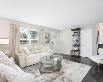 Pleasant 4-bedroom/2-bath home in Bettendorf - Bettendorf - Salon