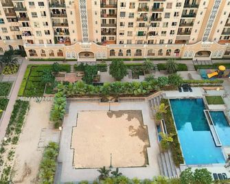 2bhk luxury apartment . - Greater Noida - Pool