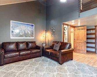 Mountain Shadows Home away from Home - Mammoth Lakes - Living room