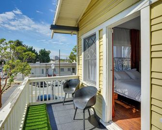 1 Mi to Dtwn! Bright Long Beach Apartment - Long Beach - Balcone