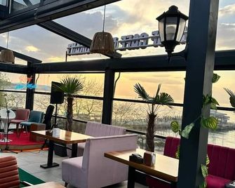 Lion Boutique Hotel - 亞洛瓦 - 休閒室