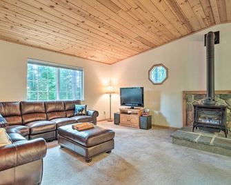 4 Mi to Big Tree State Park: Serene Cabin w/ Deck - Arnold - Living room