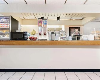 Travelodge by Wyndham Chambersburg - Chambersburg - Buffet