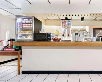Travelodge by Wyndham Chambersburg - Chambersburg - Buffet