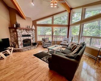beautiful and private cottage by the water - Haliburton - Sala de estar