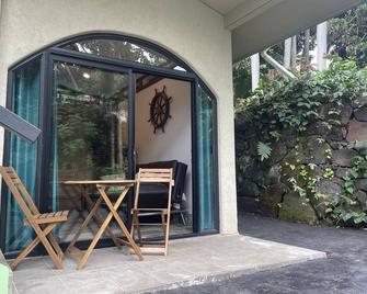 Cute Loft Studio above Kona, surrounded by Coffee farms - Hōlualoa - Patio