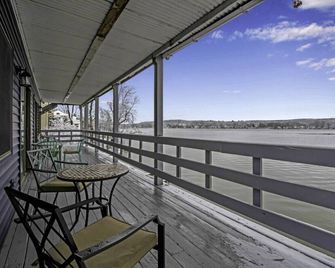Flx Retreats Conesus Condos-Apt C - Geneseo - Balcony