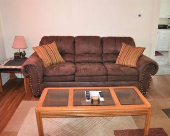 Sanctuary Woodland Guest House, located next to the conservation area! - Harvard - Living room