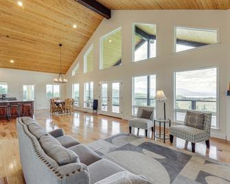 Mountain and Lake View Rexford Estate on 28 Acres! - Rexford - Living room