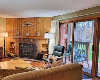 Comfy, AC/FP, near river, pool/fitness club, pet-friendly. D0192 by LRS - North Woodstock - Wohnzimmer