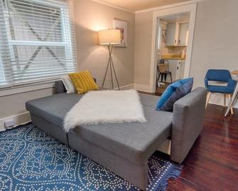 #stayinmydistrict Heritage House Pet Friendly Apartment - Coos Bay - Living room