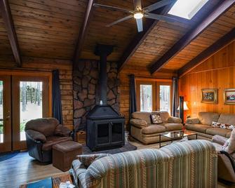 Cozy Cabin In Country Club With Forest Views-Pets Welcome! - Pinetop-Lakeside - Living room