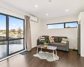 Modern 1 Bed Smart Flat in Upper Hutt with Full Kitchen, Parking - 5 minutes to Brewtown - Upper Hutt - Obývací pokoj