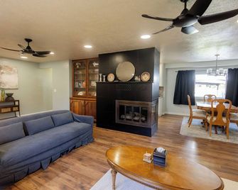 Retro, Cozy, and Vintage Home with Games, AC, and Wifi - Mountain Home - Wohnzimmer