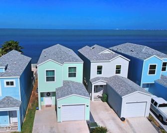 Waterfront Bay House Rental - Port Isabel - Edificio