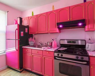 Jersey City Pink Spot 2br/1fb - Jersey City - Kitchen