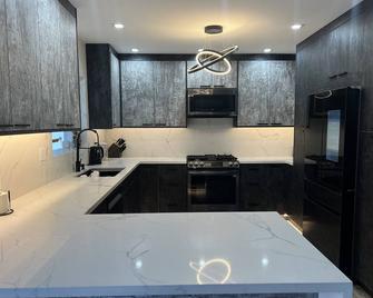 Charming House With Relaxing Vibe In Los Angels With Beautiful View Of Mountain - Woodland Hills - Kitchen