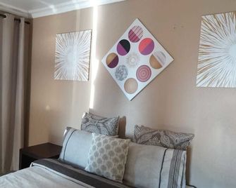 Hulela Guest House - הייזיוויו - חדר שינה