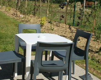 What Else Hotel - Saint-Vulbas - Patio