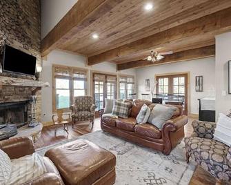 4th Weeknight Free in Jan. & Feb. 2024! 20 min. From Downtown Chattanooga! - Whitwell - Living room