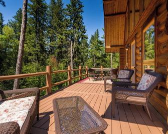 Creekside log cabin near Flathead Lake - Lakeside - Balcón