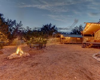 Safari Tent for Two for Romantic Weekends Away at a Working Winery near Fredericksburg, Texas - Johnson City - Innenhof