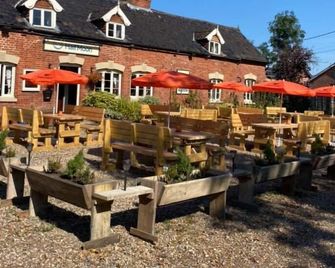 The Half Moon Inn Rushall Ip21 4qd - Diss - Patio