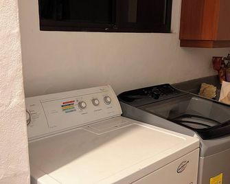 Charming Private 1 bedroom Queen Size in San Antonio Escazu San Jose - San Antonio - Lavandería