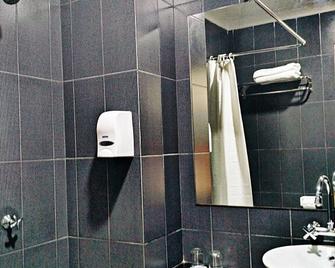 Furaya Hotel - Pekanbaru - Bathroom