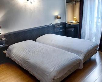 Hotel Les Alpes - Allevard - Bedroom