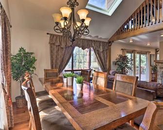 Expansive Mountain Retreat with Views of Pikes Peak! - Woodland Park - Comedor