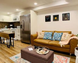 Very clean, modern, and well-appointed daylight basement apartment. - Seattle - Living room