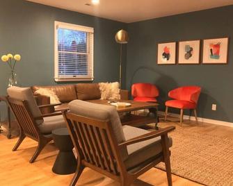 Dilworth - Updated 8 Br, 4 Ba Close To City-Center - Charlotte - Lounge